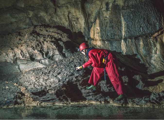 Geologist Exploring Caves Deep Underground 155417571 3000×2000